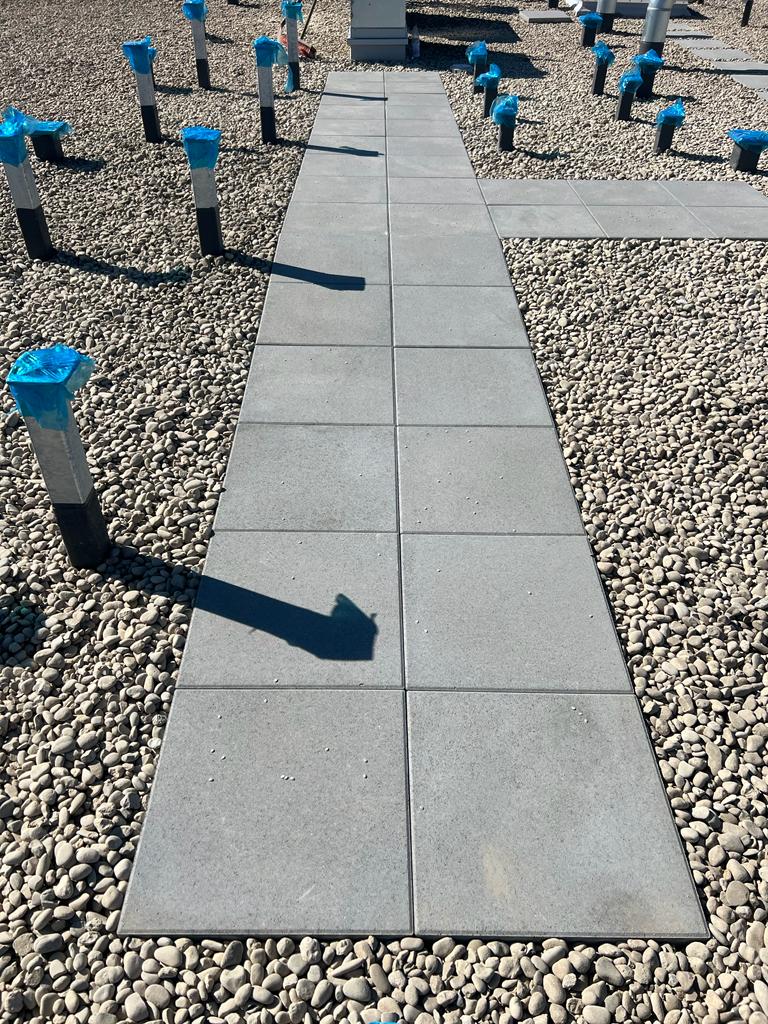 Verlegte Gehwegplatten auf einem Kiesdach
