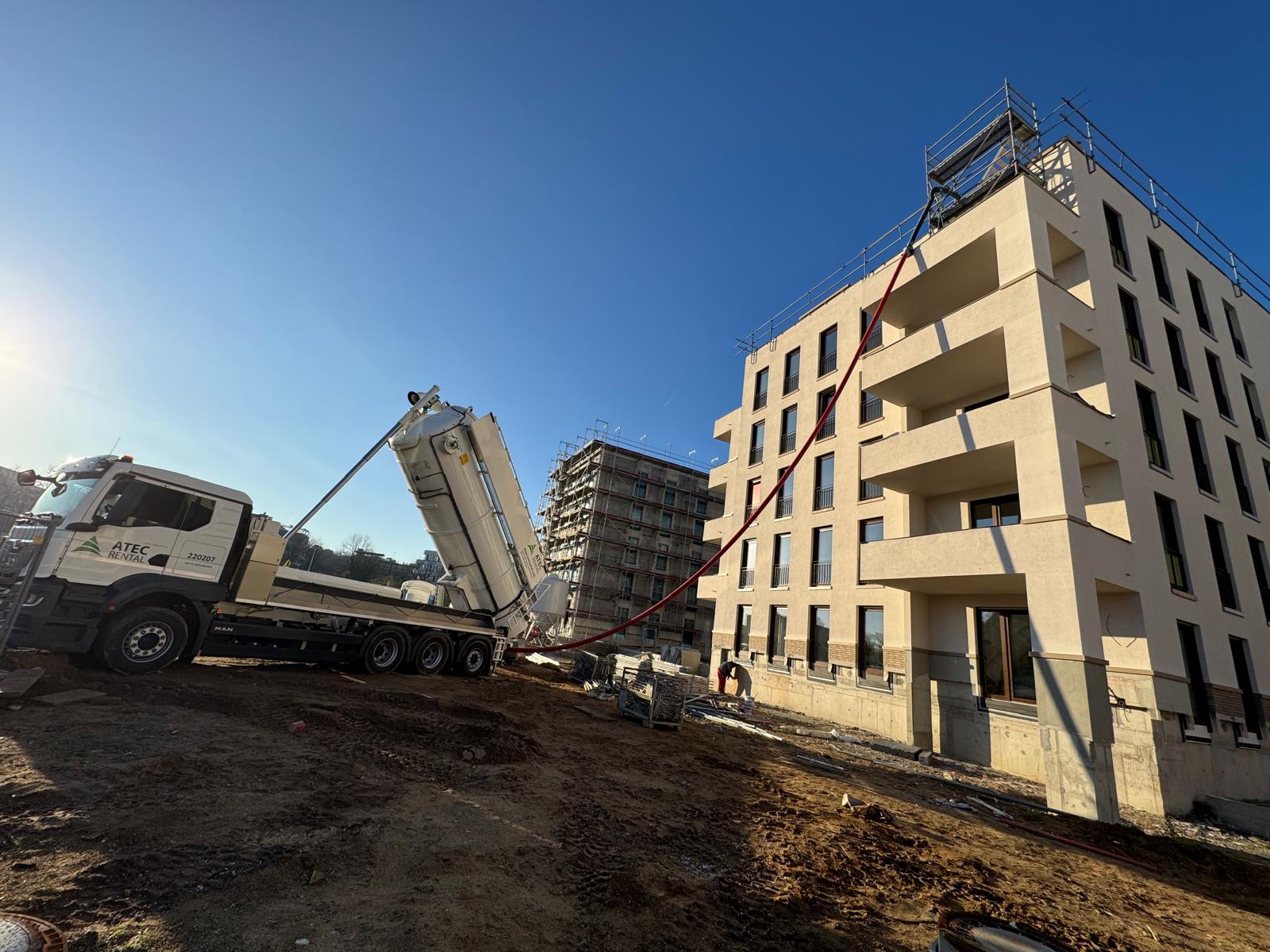 Luftförderanlage von Laryus im Einsatz an einem mehrgeschossigen Neubau