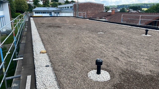 Fertig ausgeführte Dachfläche mit Kiesrandstreifen