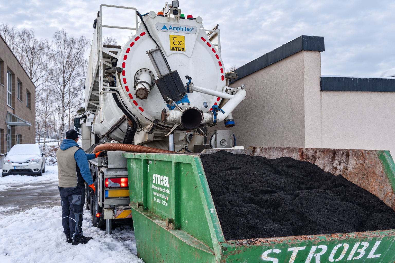 Luftförderanlage bei der Materialaufnahme an einem Container im Winter