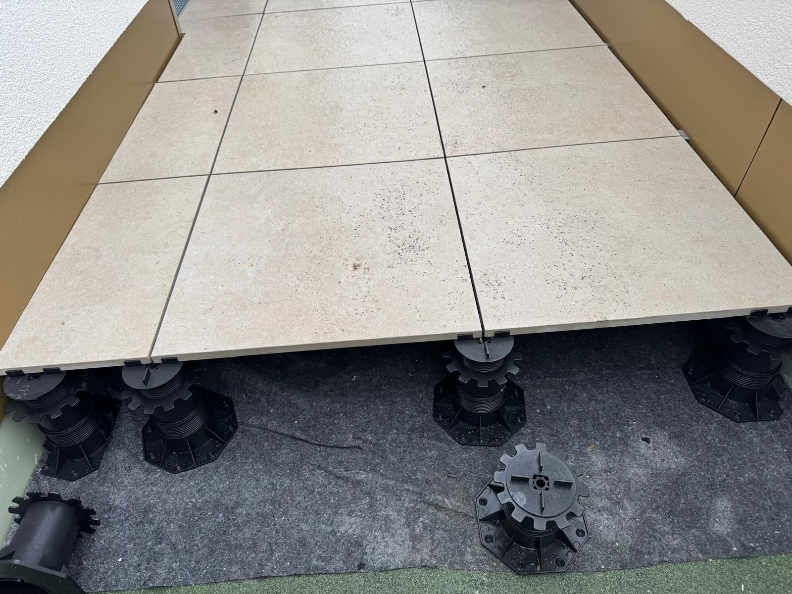 Detailansicht von Terrassenplatten auf höhenverstellbaren Stelzlagern