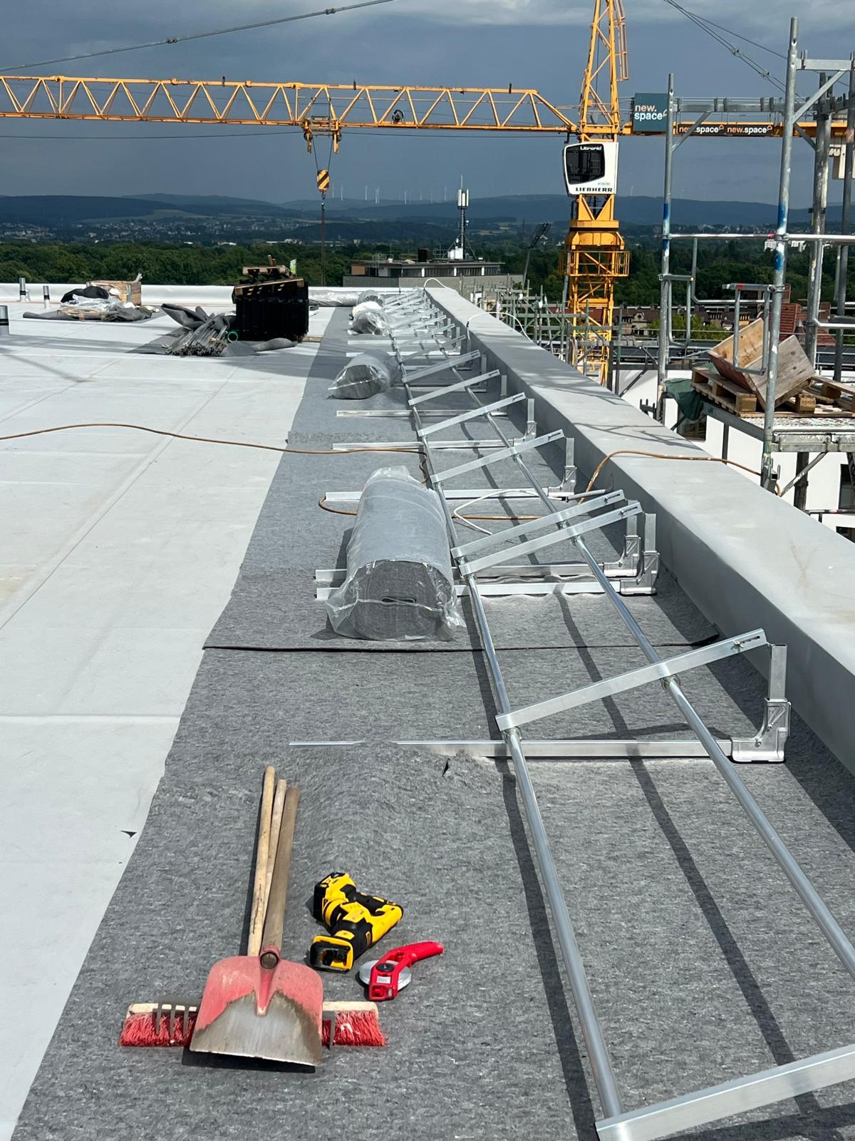 Solar-Unterkonstruktion entlang des Dachrandes