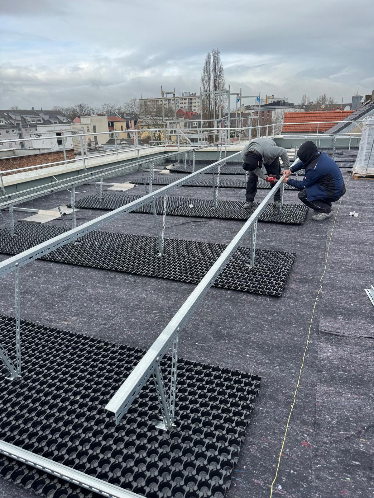 Laryus-Team bei der Montage von UK-Profilen für Solarmodule