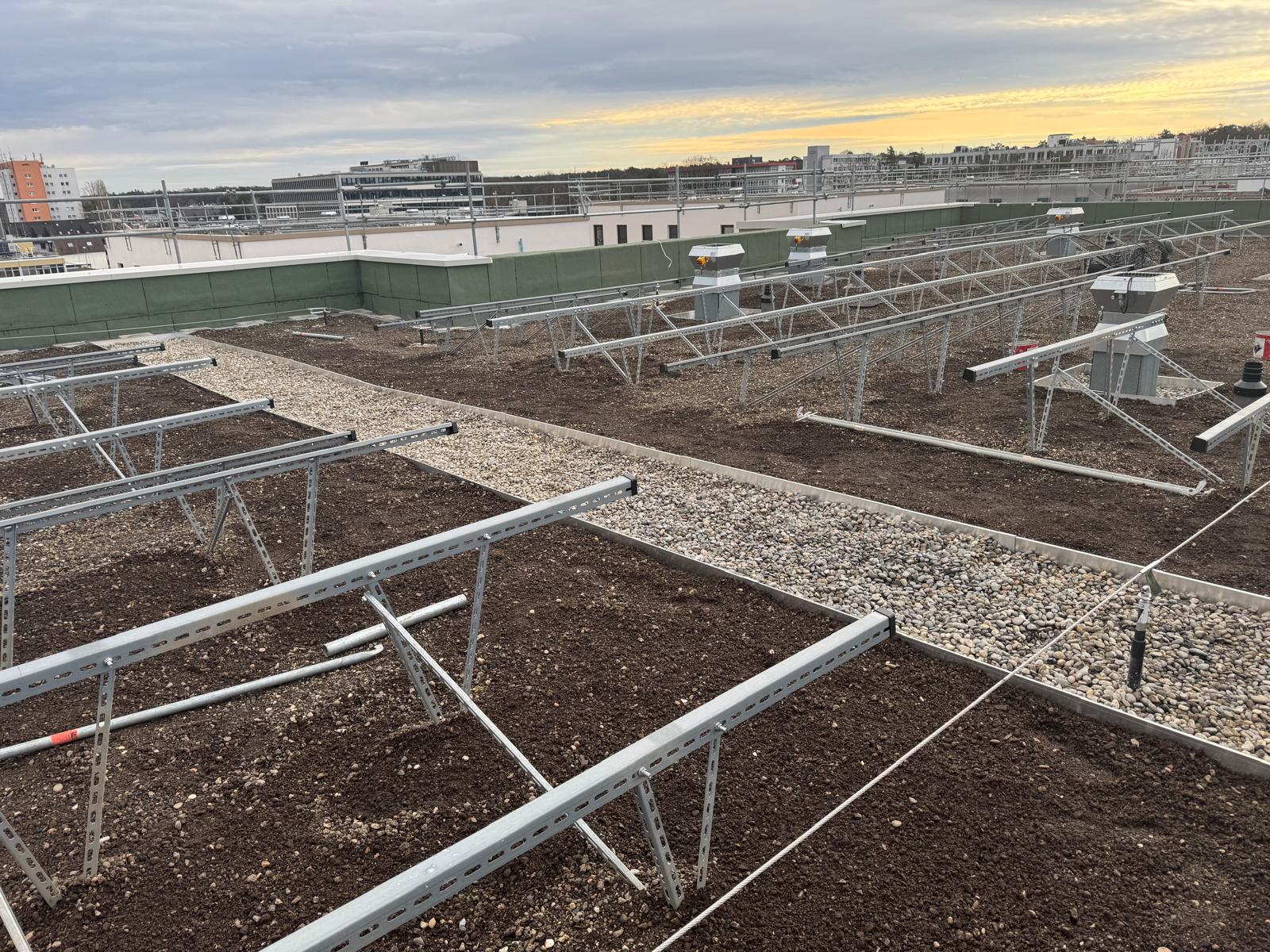 UK-Profile für Solarmodule auf einer Dachfläche mit Substrat