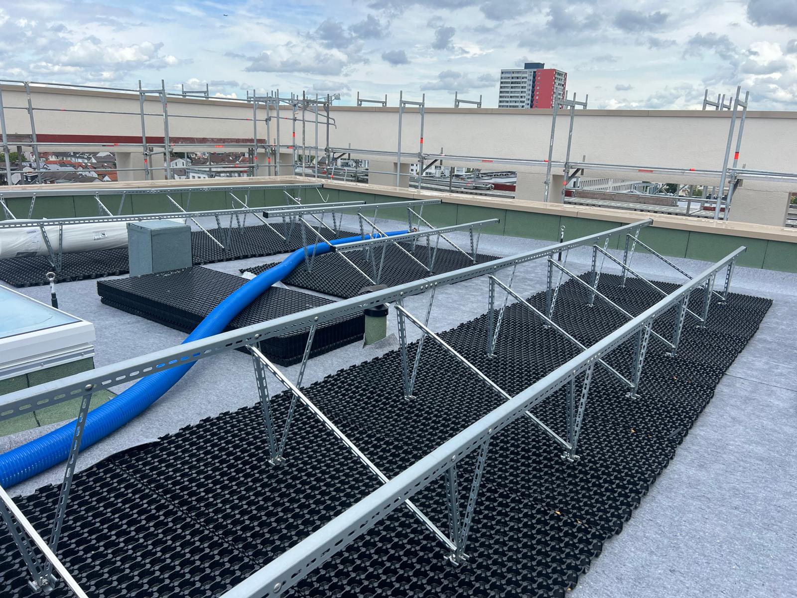 Systemaufbau mit Trägermatten und UK-Profilen für Solarmodule
