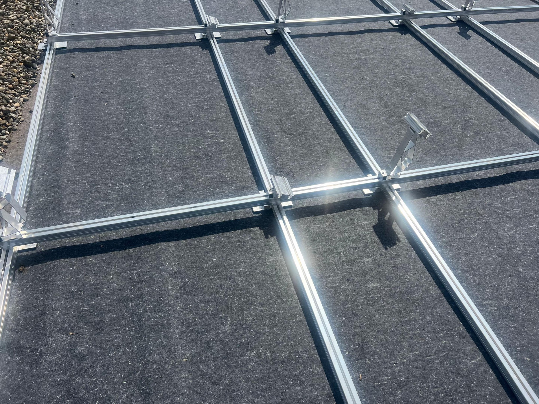 Montierte Unterkonstruktionsprofile für Solarmodule auf einem Flachdach